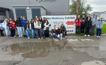 Uczniowie w trakcie zajęć warsztatowych w salonie meblowym Sułtan