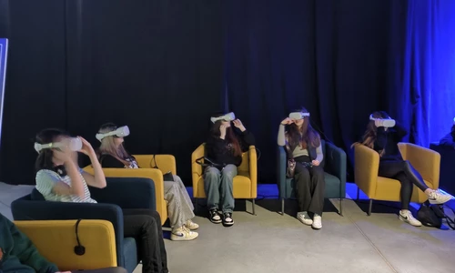 uczniowie w okularach VR